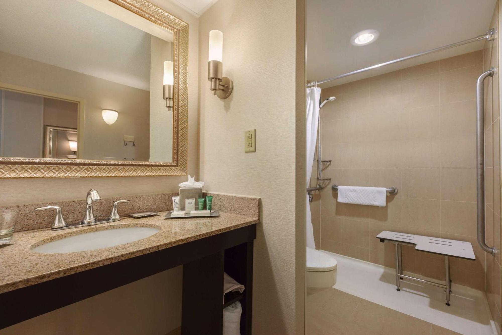 Hilton Fort Wayne At The Grand Wayne Convention Center (Adults Only) Exteriör bild