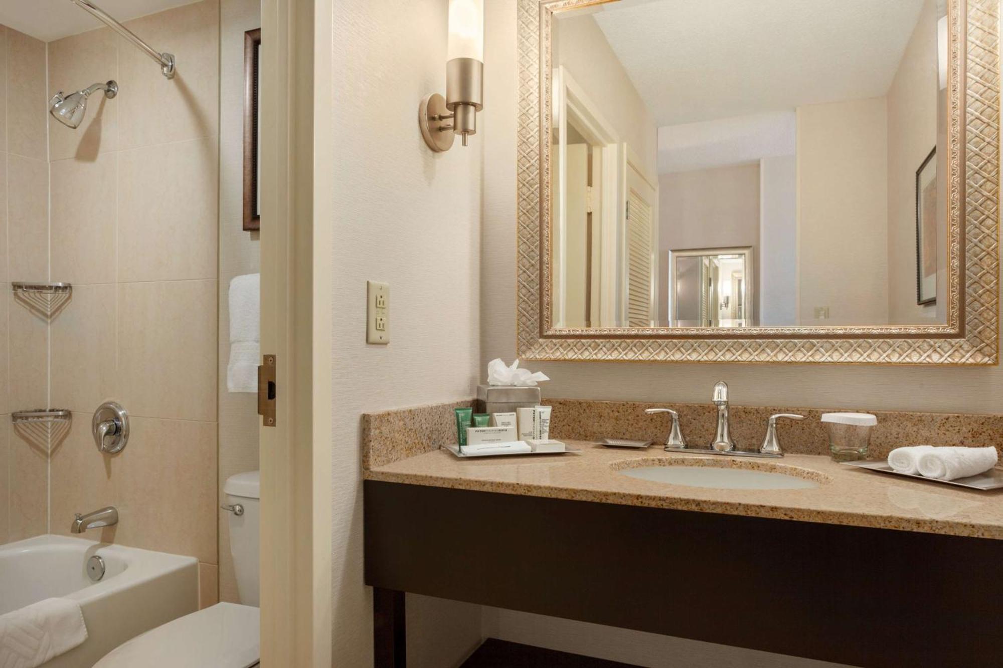 Hilton Fort Wayne At The Grand Wayne Convention Center (Adults Only) Exteriör bild